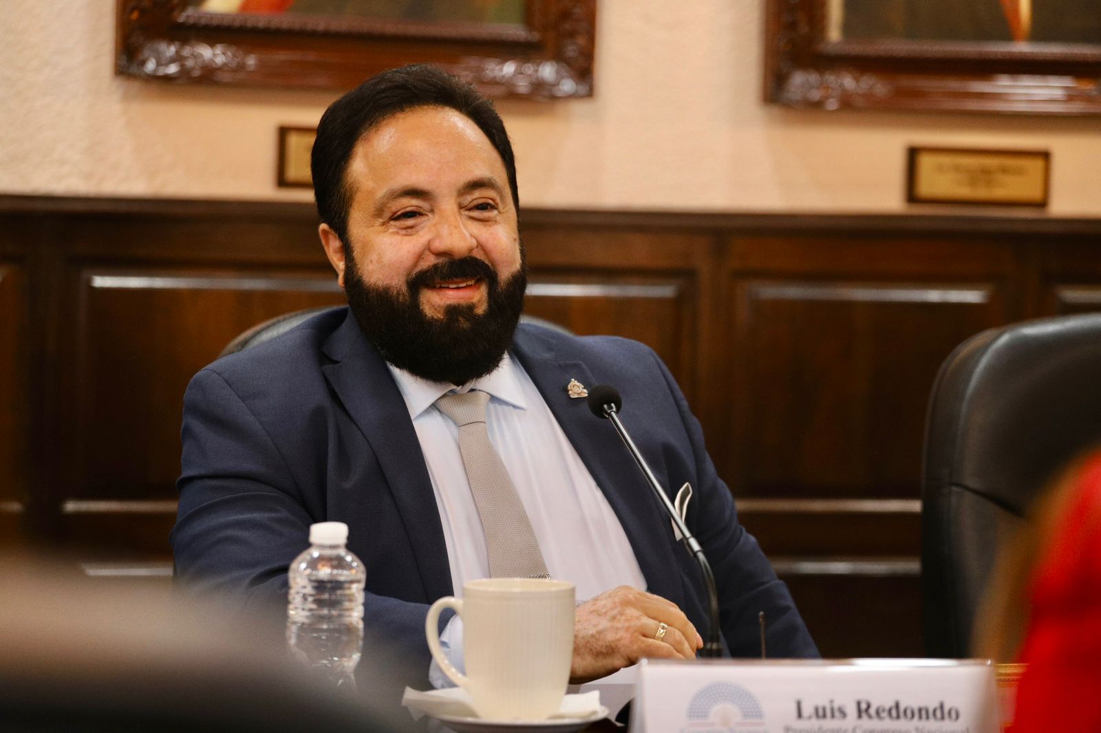 Denuncias de presunta influencia de Luis Redondo en proceso de aprobación de banco vinculado a su entorno familiar