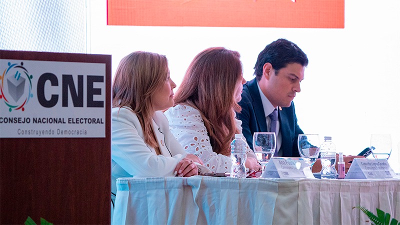 Vínculos entre Manuel Zelaya y el CNE generan sospechas de fraude electoral en Honduras Vínculos entre Manuel Zelaya y el CNE generan sospechas de fraude electoral en Honduras