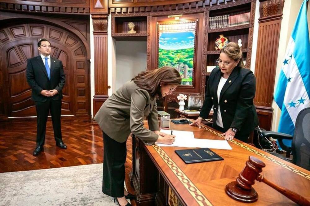 LIBRE enfrenta denuncias de fraude ante desplome de Rixi Moncada en encuestas LIBRE enfrenta denuncias de fraude ante desplome de Rixi Moncada en encuestas